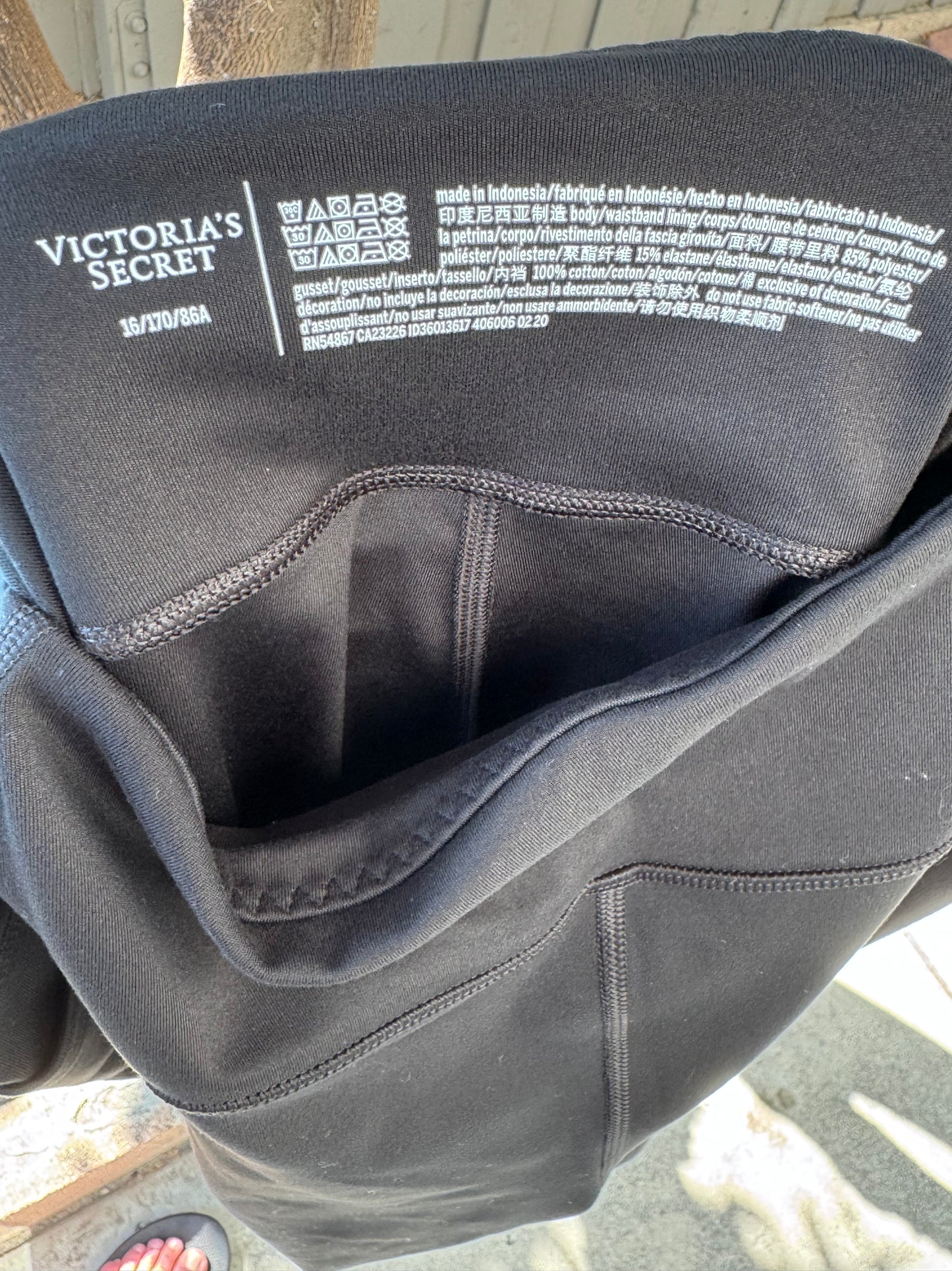 Victoria’s Secret Black High-Waist Leggings with Side Pockets Sz 16