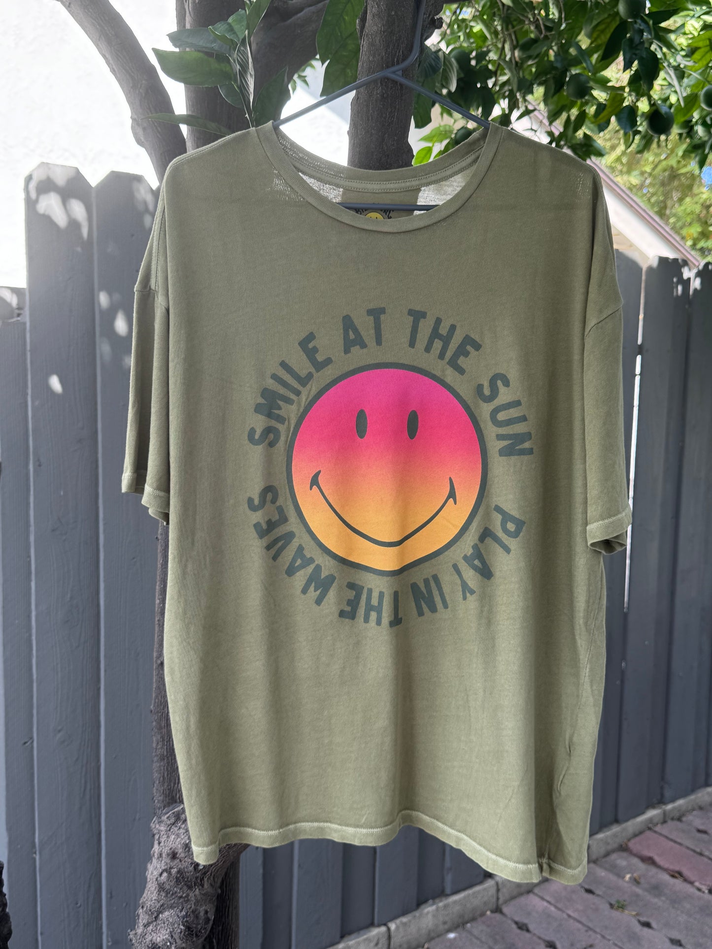 Billabong Smiley “Smile at the Sun, Play in the Waves” Organic Cotton Graphic Tee – Sz S