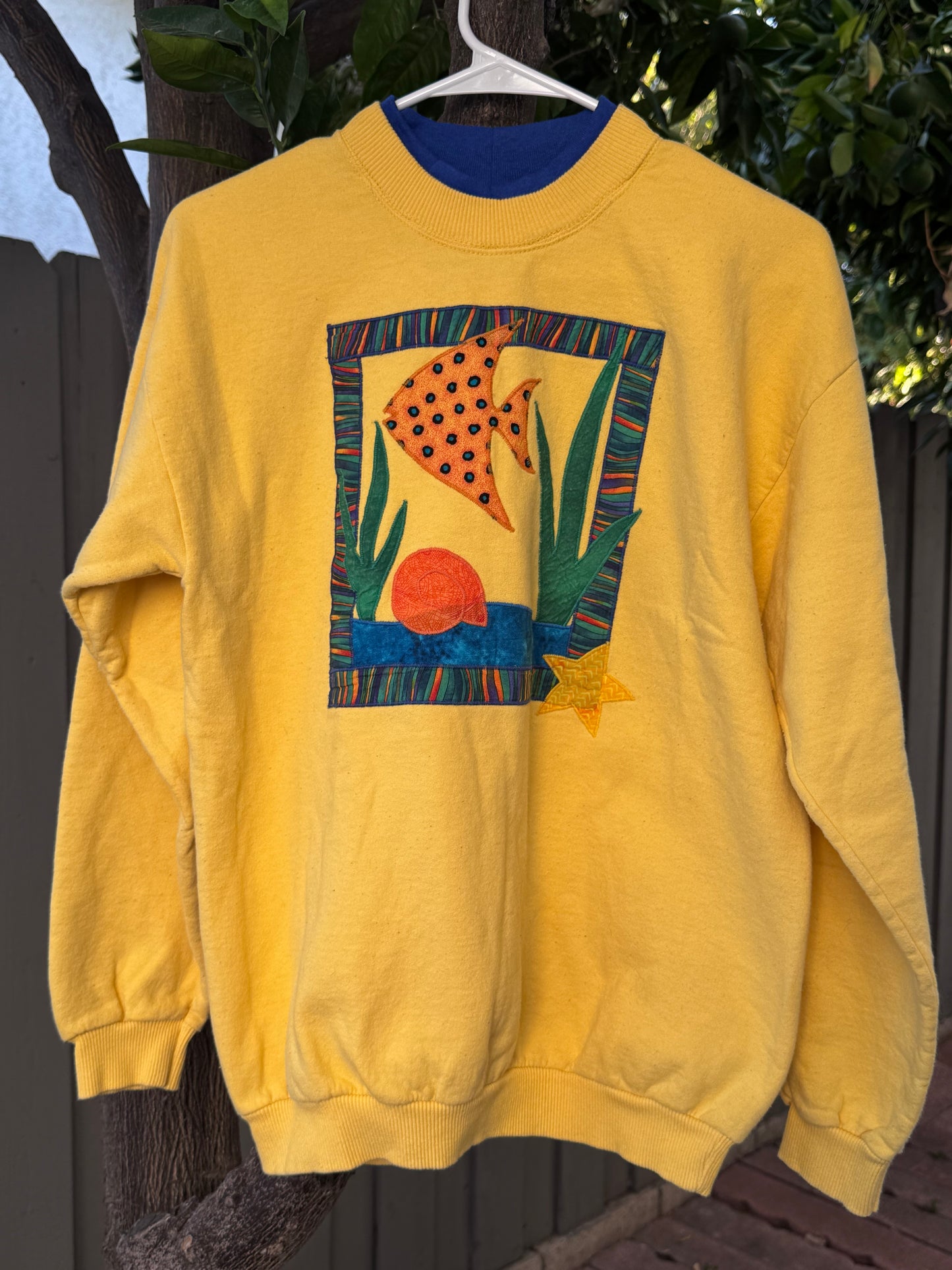 Vtg 90s Tropical Fish Gildan Heavy Cotton Crewneck Size M