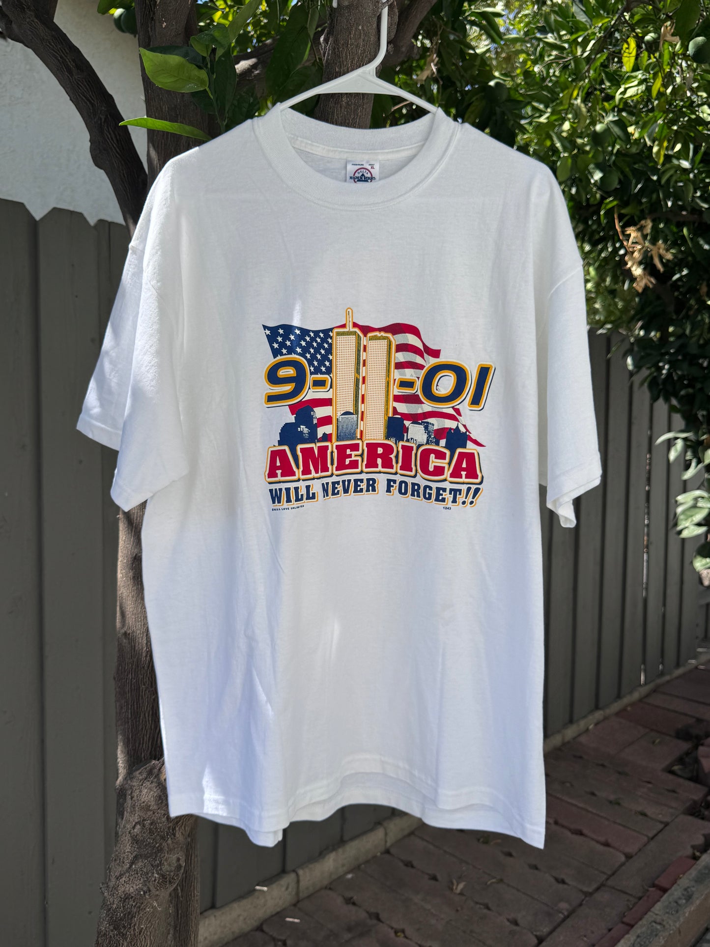 Vtg 2001 9/11 America Will Never Forget Twin Towers Tee Sz XL Delta Magnum Weight USA