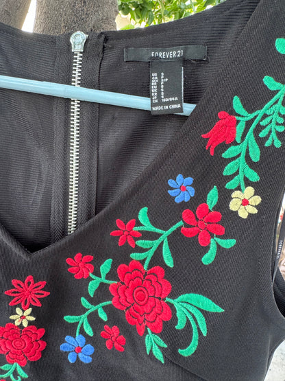 Forever 21 Black Floral Embroidered Crop Top – Size S